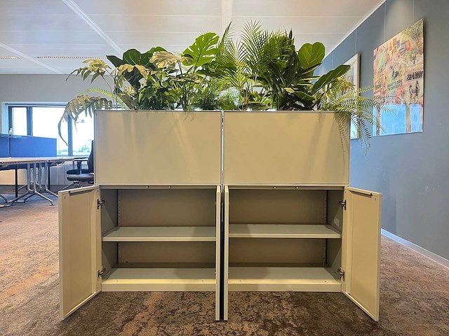 Steelcase - 2x stalen kast met kunstplanten - grijs - afbeelding 4 van  10