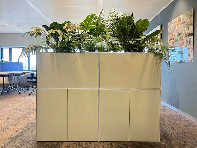 Steelcase - 2x stalen kast met kunstplanten - grijs - afbeelding 1 van  10