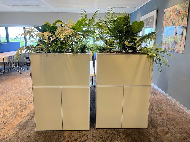 Steelcase - 2x stalen kast met kunstplanten - grijs - afbeelding 3 van  10