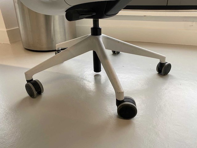 Steelcase - complete elektrische zit-sta werkplek 140x80 beige - afbeelding 15 van  39