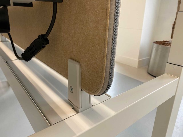 Steelcase - complete elektrische zit-sta werkplek 140x80 beige - afbeelding 24 van  39
