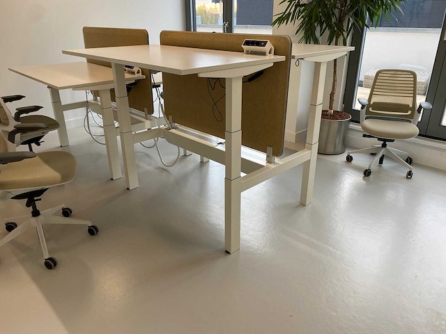 Steelcase - complete elektrische zit-sta werkplek 140x80 beige - afbeelding 34 van  39