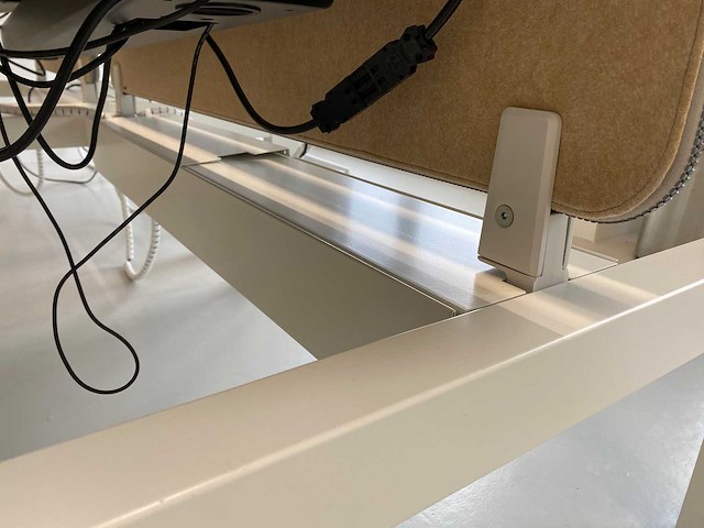 Steelcase - complete elektrische zit-sta werkplek 140x80 beige - afbeelding 26 van  39