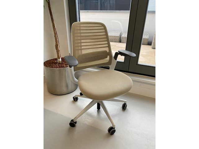 Steelcase - complete elektrische zit-sta werkplek 140x80 beige - afbeelding 6 van  39
