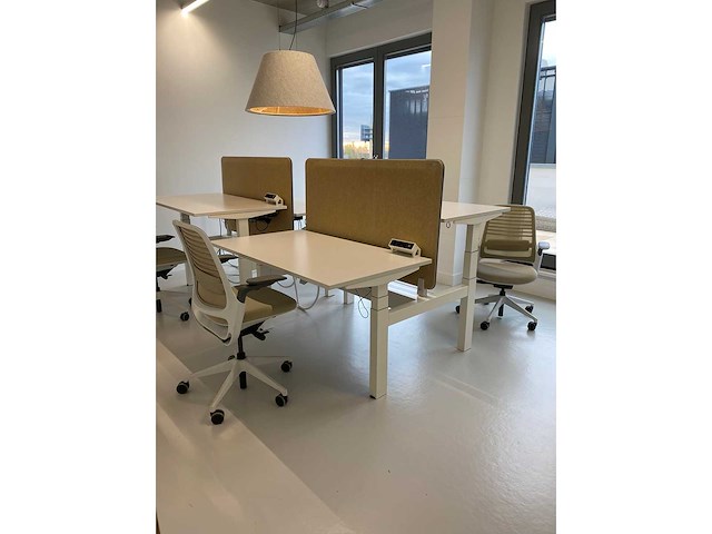 Steelcase - complete elektrische zit-sta werkplek 140x80 beige - afbeelding 37 van  39