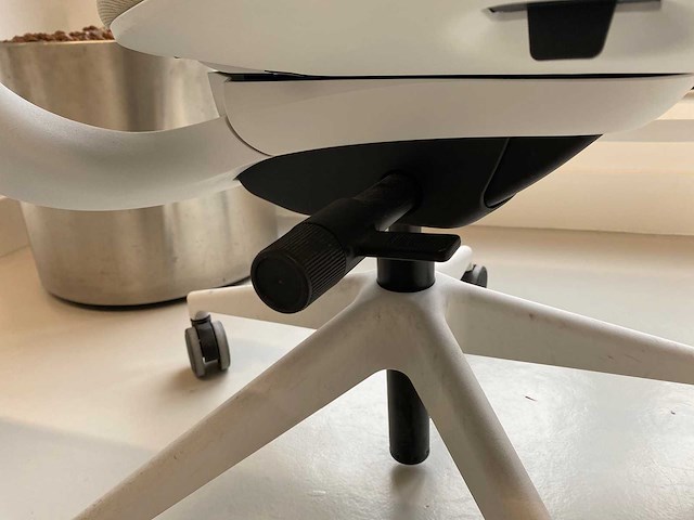 Steelcase - complete elektrische zit-sta werkplek 140x80 beige - afbeelding 16 van  39