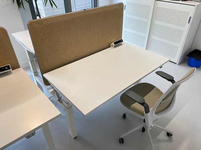 Steelcase - complete elektrische zit-sta werkplek 140x80 beige - afbeelding 2 van  39