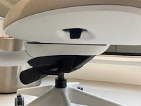 Steelcase - complete elektrische zit-sta werkplek 140x80 beige - afbeelding 17 van  39