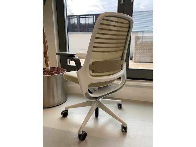 Steelcase - complete elektrische zit-sta werkplek 140x80 beige - afbeelding 10 van  39