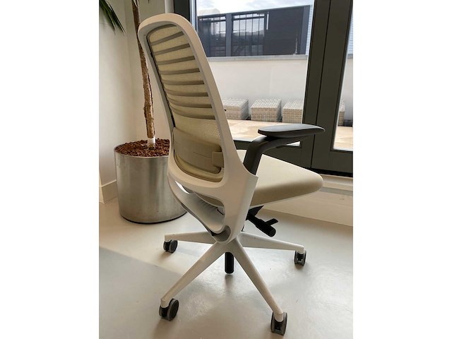 Steelcase - complete elektrische zit-sta werkplek 140x80 beige - afbeelding 13 van  39