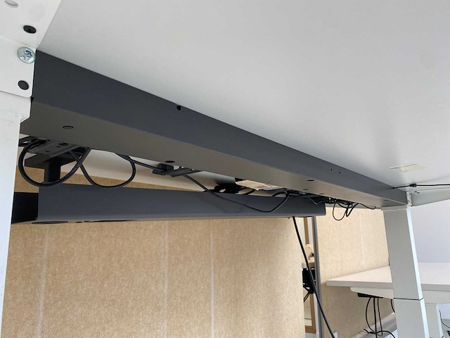 Steelcase - complete elektrische zit-sta werkplek 140x80 beige - afbeelding 32 van  39