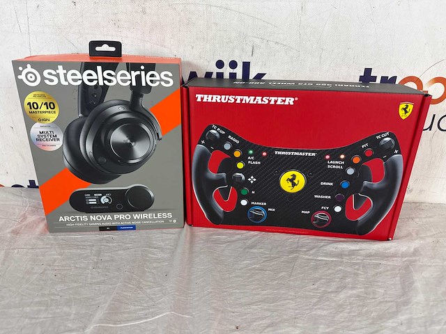 Steelseries arctis nova pro - draadloze gaming headset | thrustmaster ferrari 488 gt3 wheel add-on - racestuur - afbeelding 1 van  2