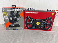 Steelseries arctis nova pro - draadloze gaming headset | thrustmaster ferrari 488 gt3 wheel add-on - racestuur - afbeelding 1 van  2