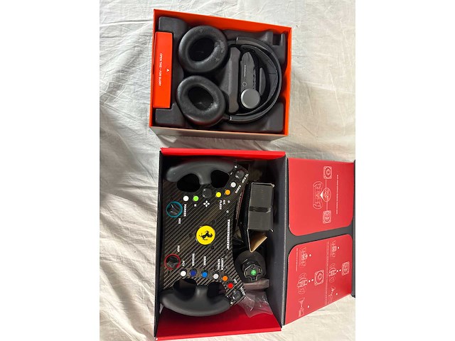 Steelseries arctis nova pro - draadloze gaming headset | thrustmaster ferrari 488 gt3 wheel add-on - racestuur - afbeelding 2 van  2
