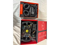 Steelseries arctis nova pro - draadloze gaming headset | thrustmaster ferrari 488 gt3 wheel add-on - racestuur - afbeelding 2 van  2