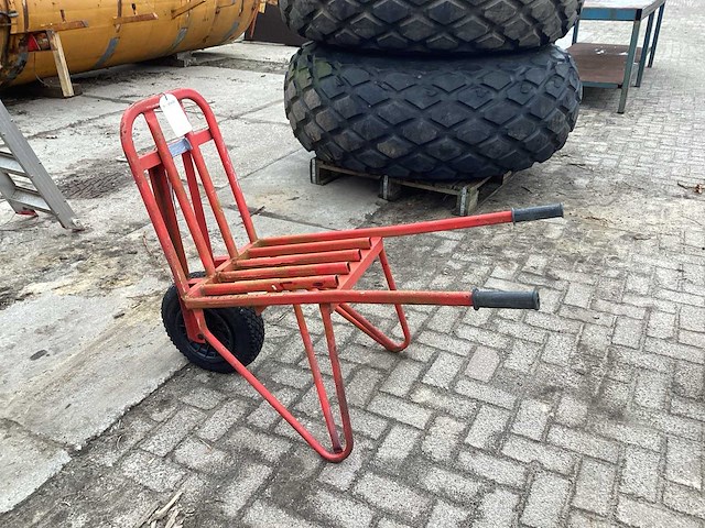 Steen bok kruiwagen - afbeelding 1 van  2