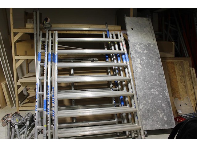 Steiger asc bestaande uit 6 zijdelen, 2 opzetstukken, 2 leuningdelen, 3 loopplanken, 4 wielen, 2 voorloople... - afbeelding 1 van  5