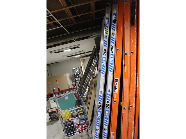 Steiger asc bestaande uit 6 zijdelen, 2 opzetstukken, 2 leuningdelen, 3 loopplanken, 4 wielen, 2 voorloople... - afbeelding 3 van  5