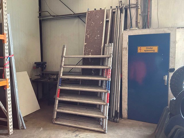 Steiger materiaal - afbeelding 1 van  3