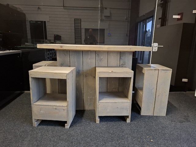 Steigerhouten bartafel met 4x kruk - afbeelding 1 van  7