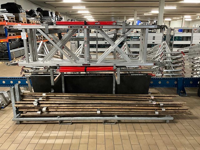 Steigerjuk met diverse steigeronderdelen - afbeelding 2 van  7