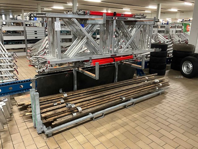 Steigerjuk met diverse steigeronderdelen - afbeelding 3 van  7