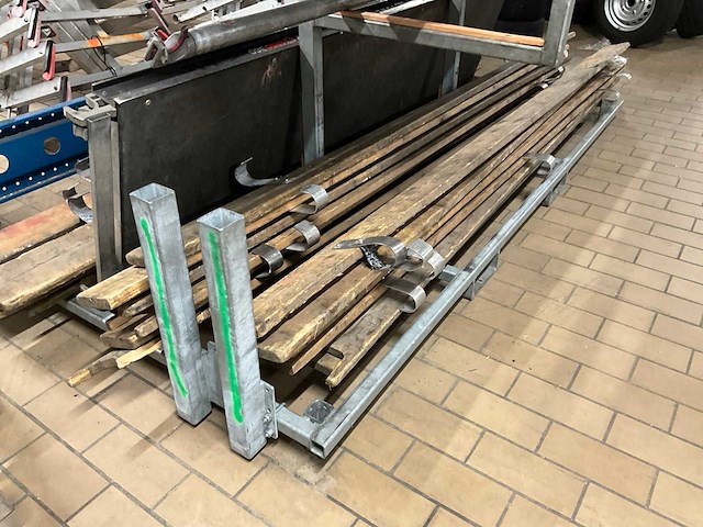 Steigerjuk met diverse steigeronderdelen - afbeelding 4 van  7