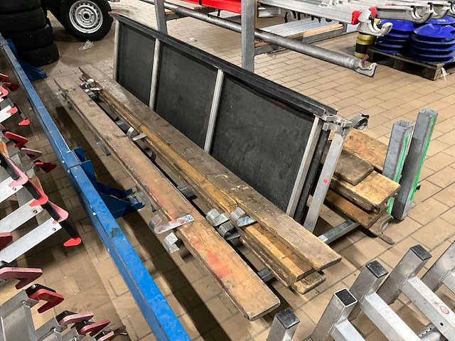 Steigerjuk met diverse steigeronderdelen - afbeelding 7 van  7