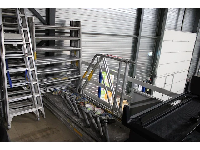 Steigermateriaal w.o. negen zijdelen, twee leuningen, drie valbeveiligingen, 19 schoren/diagonalen, 9 wiele... - afbeelding 1 van  4