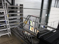 Steigermateriaal w.o. negen zijdelen, twee leuningen, drie valbeveiligingen, 19 schoren/diagonalen, 9 wiele...