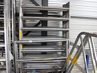Steigermateriaal w.o. negen zijdelen, twee leuningen, drie valbeveiligingen, 19 schoren/diagonalen, 9 wiele... - afbeelding 2 van  4