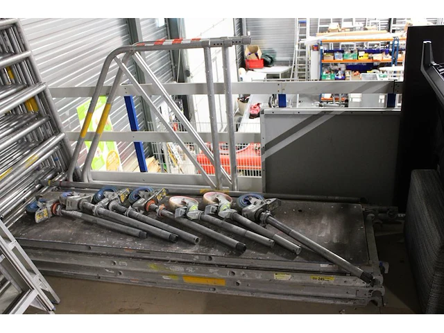 Steigermateriaal w.o. negen zijdelen, twee leuningen, drie valbeveiligingen, 19 schoren/diagonalen, 9 wiele... - afbeelding 4 van  4