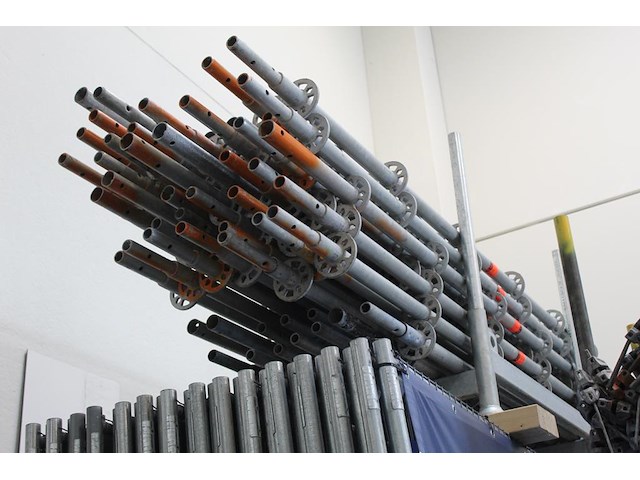 Steigermaterialen in de stellingen en in stapelbokken w.o. loopplanken en buismateriaal. bestaande uit ca. ... - afbeelding 2 van  12