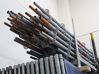 Steigermaterialen in de stellingen en in stapelbokken w.o. loopplanken en buismateriaal. bestaande uit ca. ... - afbeelding 2 van  12