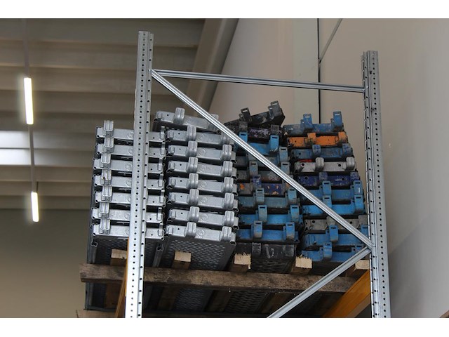 Steigermaterialen in de stellingen en in stapelbokken w.o. loopplanken en buismateriaal. bestaande uit ca. ... - afbeelding 3 van  12