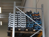 Steigermaterialen in de stellingen en in stapelbokken w.o. loopplanken en buismateriaal. bestaande uit ca. ... - afbeelding 3 van  12