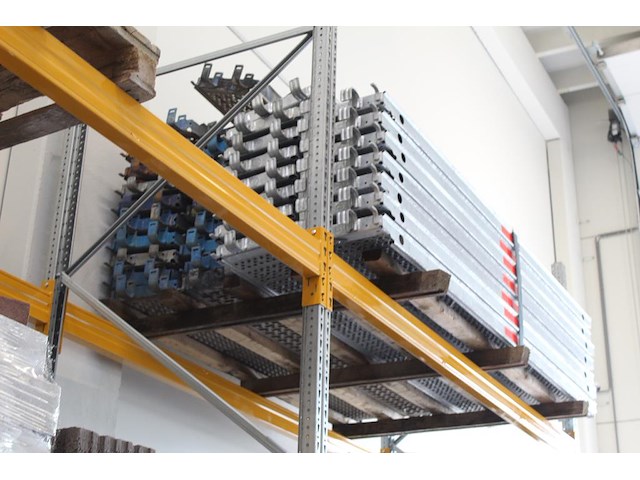 Steigermaterialen in de stellingen en in stapelbokken w.o. loopplanken en buismateriaal. bestaande uit ca. ... - afbeelding 4 van  12