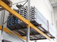 Steigermaterialen in de stellingen en in stapelbokken w.o. loopplanken en buismateriaal. bestaande uit ca. ... - afbeelding 4 van  12