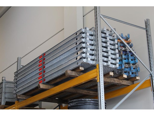 Steigermaterialen in de stellingen en in stapelbokken w.o. loopplanken en buismateriaal. bestaande uit ca. ... - afbeelding 1 van  12