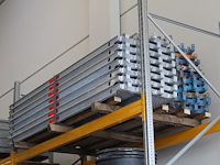 Steigermaterialen in de stellingen en in stapelbokken w.o. loopplanken en buismateriaal. bestaande uit ca. ... - afbeelding 1 van  12