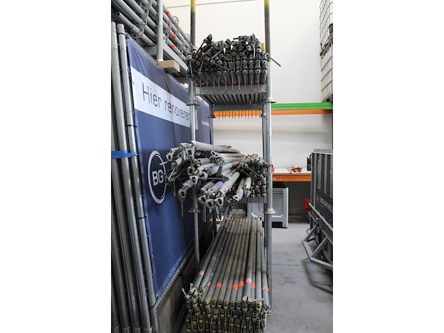 Steigermaterialen in de stellingen en in stapelbokken w.o. loopplanken en buismateriaal. bestaande uit ca. ... - afbeelding 5 van  12