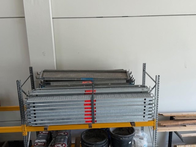 Steigermaterialen in de stellingen en in stapelbokken w.o. loopplanken en buismateriaal. bestaande uit ca. ... - afbeelding 6 van  12