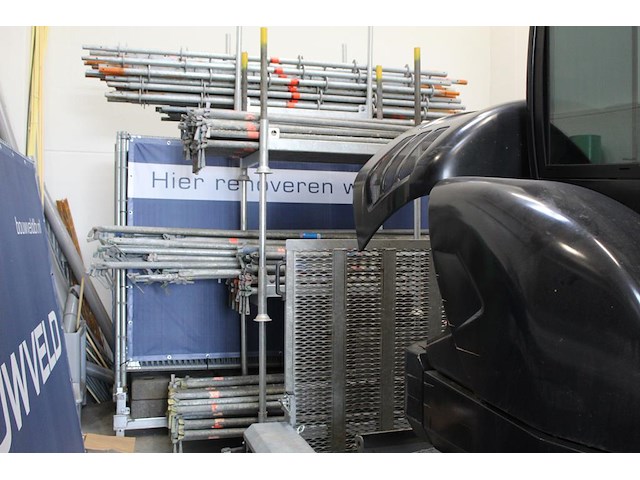Steigermaterialen in de stellingen en in stapelbokken w.o. loopplanken en buismateriaal. bestaande uit ca. ... - afbeelding 7 van  12
