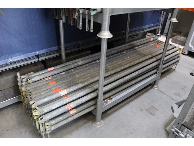 Steigermaterialen in de stellingen en in stapelbokken w.o. loopplanken en buismateriaal. bestaande uit ca. ... - afbeelding 8 van  12