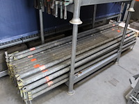 Steigermaterialen in de stellingen en in stapelbokken w.o. loopplanken en buismateriaal. bestaande uit ca. ... - afbeelding 8 van  12