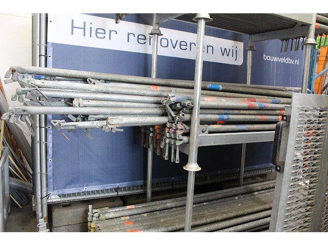 Steigermaterialen in de stellingen en in stapelbokken w.o. loopplanken en buismateriaal. bestaande uit ca. ... - afbeelding 9 van  12