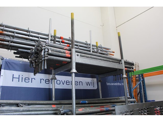 Steigermaterialen in de stellingen en in stapelbokken w.o. loopplanken en buismateriaal. bestaande uit ca. ... - afbeelding 10 van  12