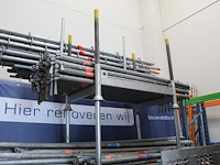 Steigermaterialen in de stellingen en in stapelbokken w.o. loopplanken en buismateriaal. bestaande uit ca. ... - afbeelding 10 van  12