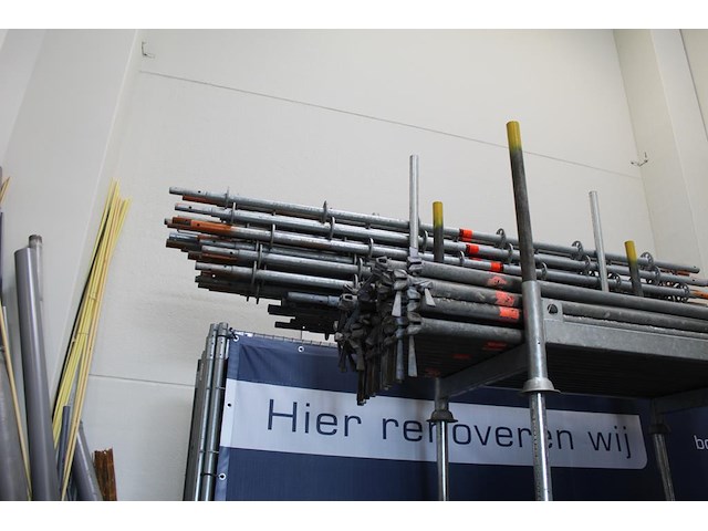 Steigermaterialen in de stellingen en in stapelbokken w.o. loopplanken en buismateriaal. bestaande uit ca. ... - afbeelding 11 van  12