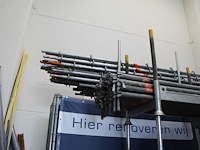 Steigermaterialen in de stellingen en in stapelbokken w.o. loopplanken en buismateriaal. bestaande uit ca. ... - afbeelding 11 van  12